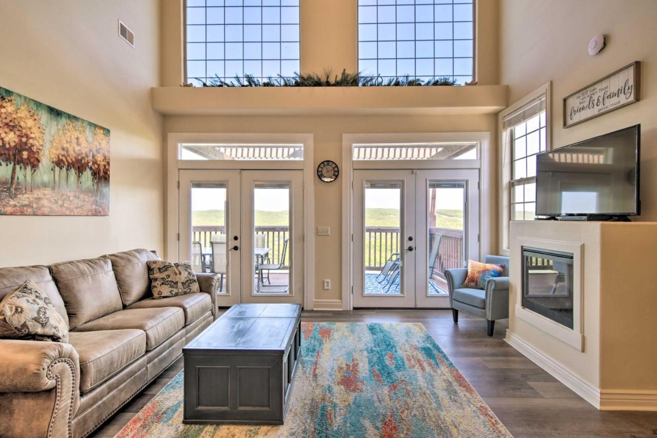 Appartamento Luxe Branson Retreat With Mtn Views And Pool Access! Esterno foto