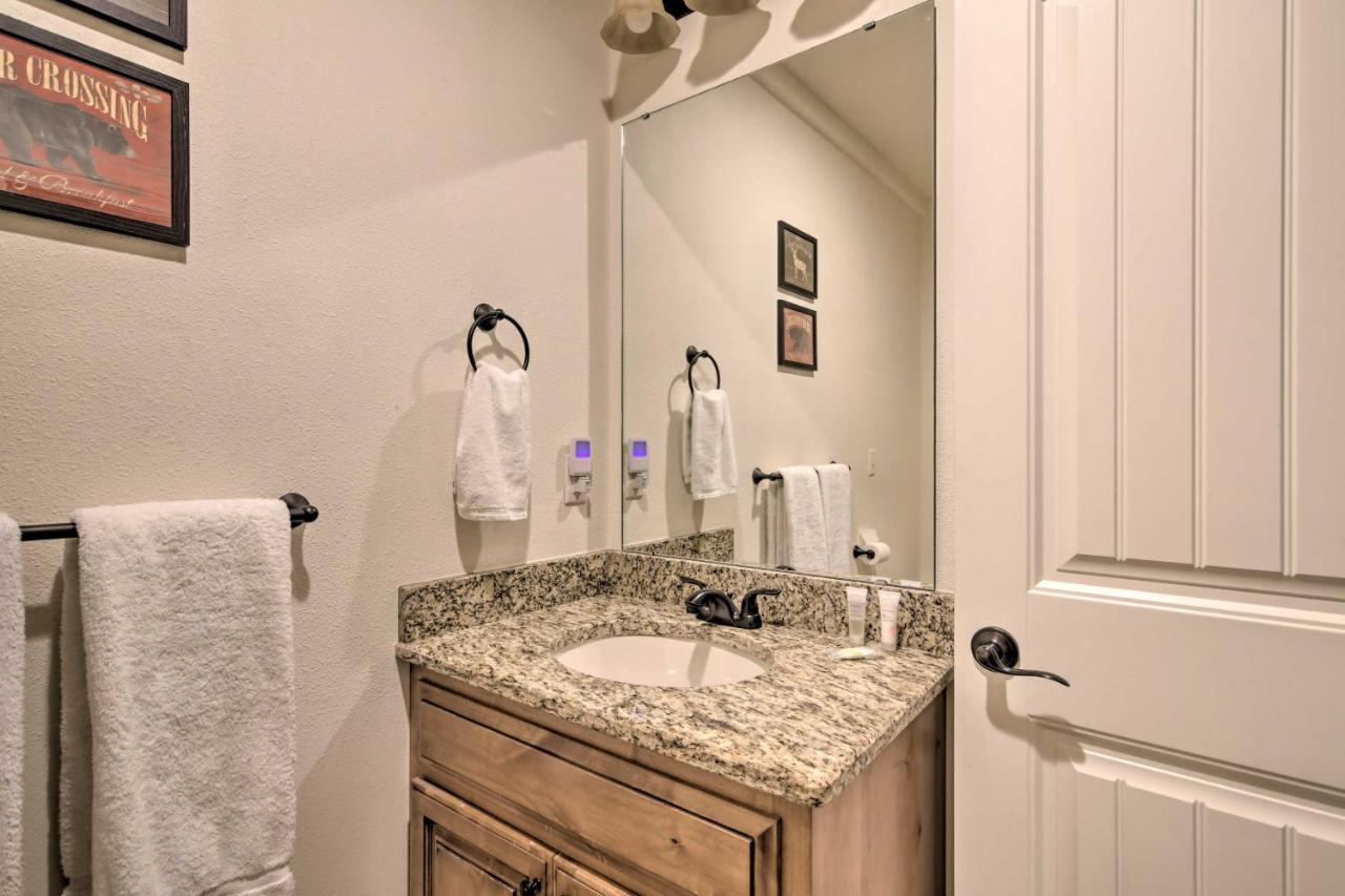Appartamento Luxe Branson Retreat With Mtn Views And Pool Access! Esterno foto