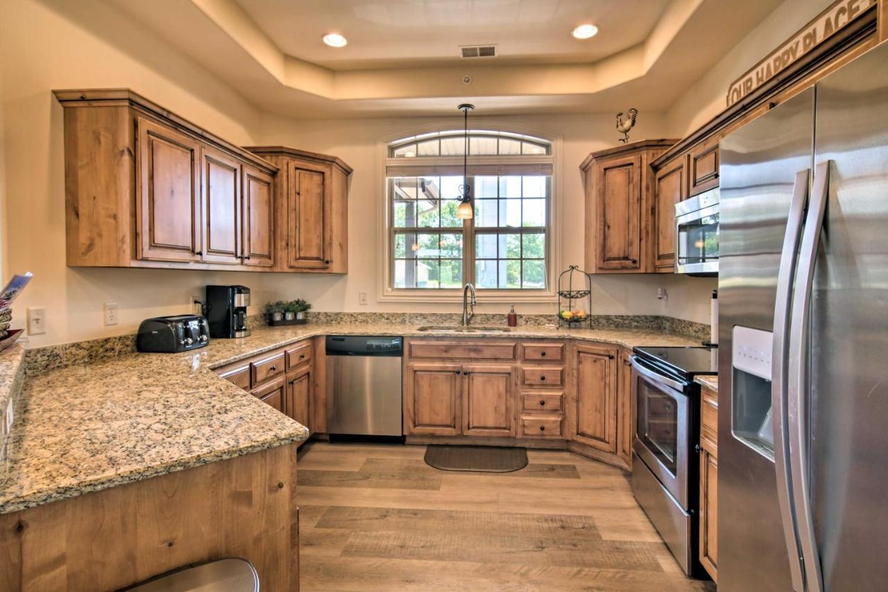 Appartamento Luxe Branson Retreat With Mtn Views And Pool Access! Esterno foto