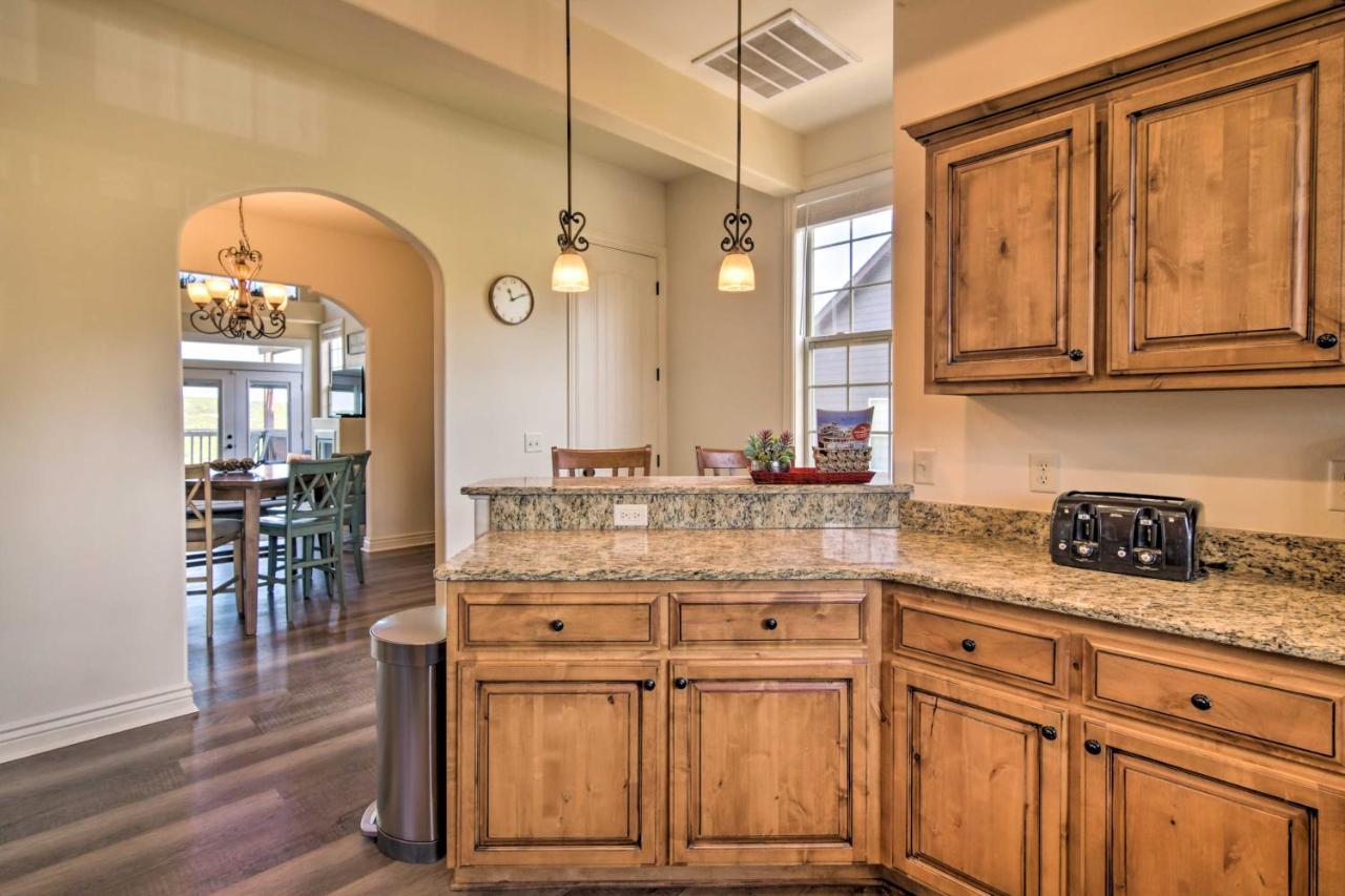 Appartamento Luxe Branson Retreat With Mtn Views And Pool Access! Esterno foto